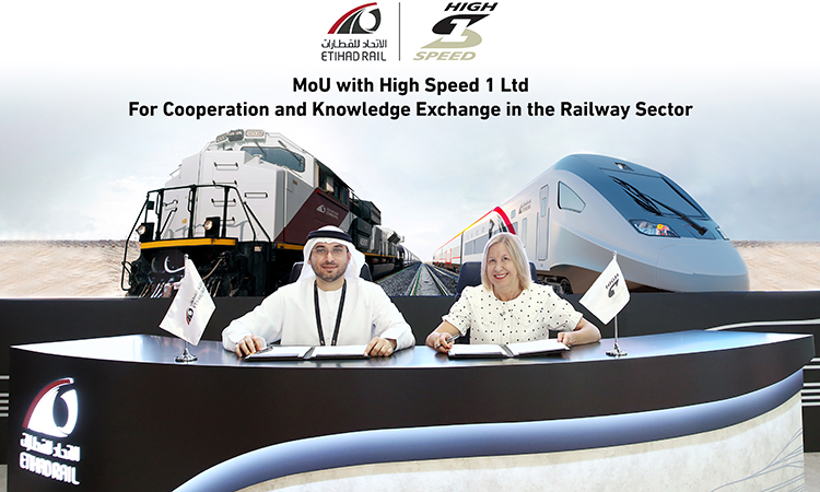 Shadi Malak, Chief Executive Officer of Etihad Rail, signs an MoU with Dyan Crowther, Chief Executive Officer of High Speed 1